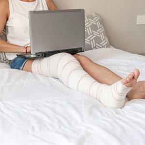 Sarcopenie slabire musculara femeie picior gips